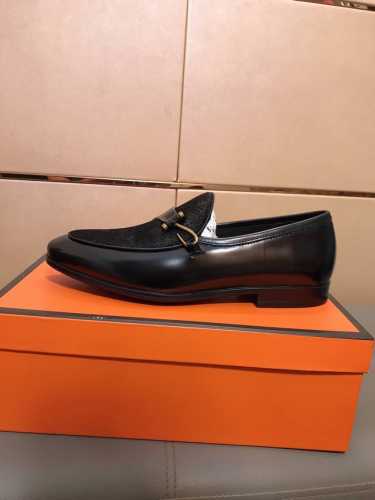 工厂价 菲拉格慕[Ferragamo] 新款男士休闲皮鞋，鞋面采用进口牛皮，真皮内里，专用皮鞋大底，绝非一般的工艺制造，明星御用款！专为潮男们打造最完美鞋履！城