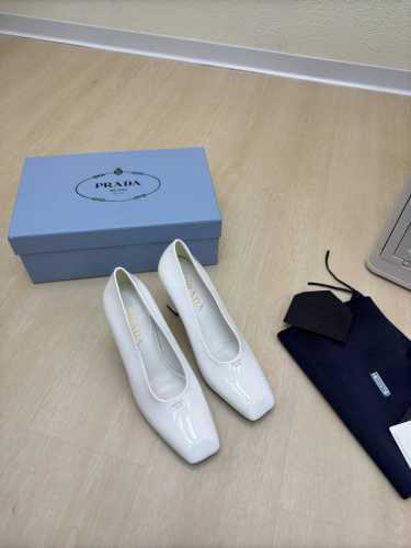 经典单鞋系列 白色 Prada 简约设计 搭配三角标 Logo 的设计和简约的线条 很有格调 简单纯粹得色调 原版开模 舒适炸街 小牛漆皮Logo 擦色工艺 引
