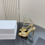 厂价 Casadei 卡桑帝25Wf春夏新品 水钻高跟凉鞋 哪个女人能拒绝如此美艳的高跟鞋 高跟搭配闪耀的水钻 高级又性感！ 无论日常出行还是宴会邀约 它无与伦