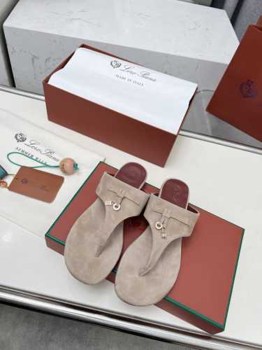 Loro Piana*顶级正品级夹脚拖鞋购买原版1:1复制 于1924年4月24日一手创立现有的Loro Piana公司。家族经营至今已是第六代，为讲求品味及对