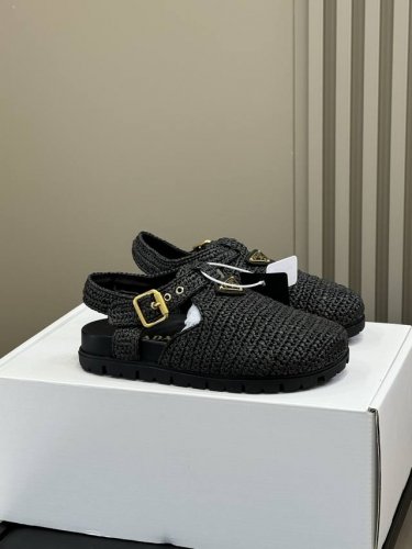 prada Ss25 勃肯鞋 麂皮拉菲草编织 P家25春夏勃肯鞋新品，好看有好穿的单品，三角标加持，高级感拉满，降维打击一众勃肯单品 哈哈哈哈，好看 可入！ S