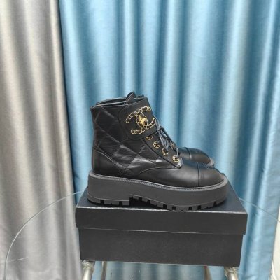 冲量价: Chanel 24b 新款 双c 秋冬马丁 厚底 香奈儿秋冬重工爆款短靴 经典电绣菱格元素和链条元素交织，细节满满！ 小红书力推款，怎么搭配都好看，时
