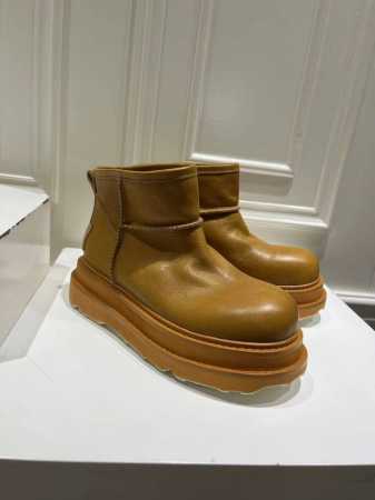 独家顶级版本 UGG~24vs秋冬爆款松糕厚底休闲毛鞋系列 厚底轮胎休闲毛鞋 一款不会撞衫的鞋子、简约的隔板设计上斑点的大底、鞋面真丝卷毛、秋冬季必备款 - 点击图像关闭