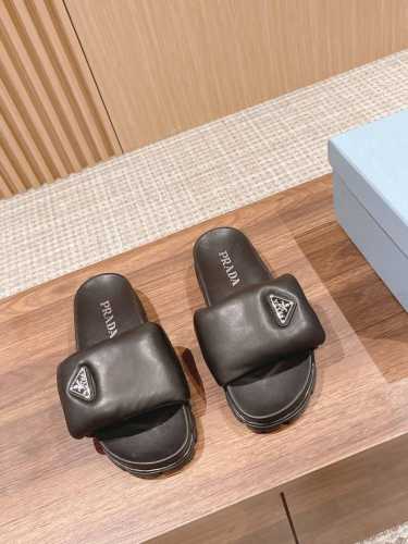p直销 女鞋 女装 P直销Prada 普拉达 新款面包拖鞋 超级柔软舒适单品 鞋面和内里 都采用做面用的绵羊皮，整个水台包裹绵羊皮看似简单，比较费料内里三层海绵