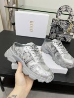 这款 Dior Chrono 运动半拖鞋是二零二四秋季成衣系列新品，以 Dior 的高订风格重新演绎跑步鞋。灰色网眼织物搭配银色调层压皮革效果镶片，两侧的 Cd