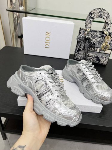 这款 Dior Chrono 运动半拖鞋是二零二四秋季成衣系列新品，以 Dior 的高订风格重新演绎跑步鞋。灰色网眼织物搭配银色调层压皮革效果镶片，两侧的 Cd