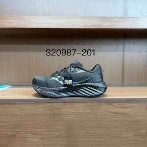 纯原 Saucony Triumph 22索康尼胜利22代旗舰级缓震型跑鞋 性能相比前几代再升级：鞋面采用全新升级的工学网设计 贴合脚部更透气 中底部分使用最新