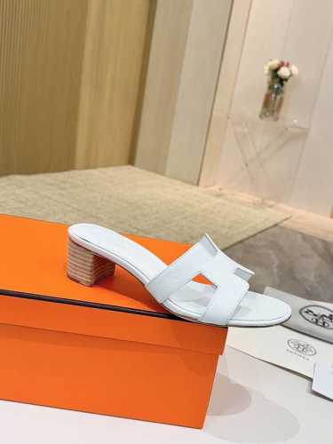 爱马仕Hermes，真皮大底 出厂价 顶级版本！原版开发 鞋面：牛皮 内里垫脚 羊皮 大底：意大利真皮大底 跟高：4.5Cm 码数：34-43注 34 41 4