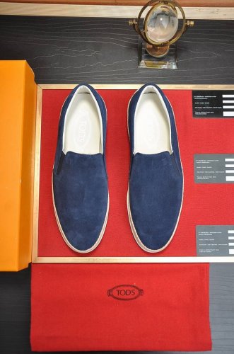 出厂价P 商品商标：Tods 托德斯 豆豆鞋 正码码数: 38-45 45定制不退换 商品材料：精选 头层小牛皮鞋面+进牛皮鞋垫。强烈立体视觉效果，原版橡胶大底
