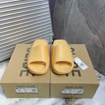 出厂 男女鞋采用Eva泡棉式一体成形鞋模#配置鞋底凹埳设计亦提供缓震及抓地力侃爷再度联乘Kanye West X Adidas Yeezy Slide“Bone