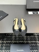 chane+L 经典Slingback 小香后空凉鞋 就像Coco香奈儿女士说的：流行稍纵即逝，但风格永存！这双后空鞋就是香家经典中的经典！双色搭配，简约精致，