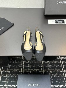 chane+L 经典Slingback 小香后空凉鞋 就像Coco香奈儿女士说的：流行稍纵即逝，但风格永存！这双后空鞋就是香家经典中的经典！双色搭配，简约精致，