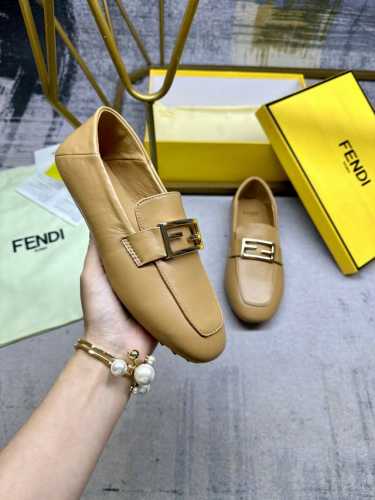 最新FENDI 乐福鞋，软羊皮面料，金色扣件，羊皮内里垫脚，35-42码，跑量价