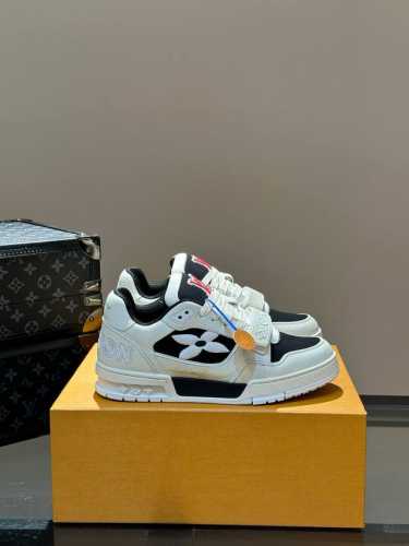 实价 码数38-46新款lv Trainer 系列运动鞋出货，本款 Lv Trainer 运动鞋以正绒面和粒面牛皮革重绎 Virgil Abloh 的经典之作，