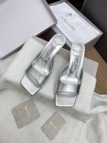 顶级版本吉米周Jimmy Choo..25早春新款斜方头拖鞋 真的是看一眼就爱上的程度 丝毫不夸张 尖头设计显秀气上脚贼好看 特别精致 鞋面 进口小羊皮 内里