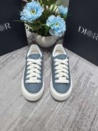 出厂： Dior 迪奥 B33运动鞋 滑板鞋 低帮休闲鞋板鞋 情侣款 采用迪奥灰牛皮革精心制作，侧面饰以同色调 Cd Diamond 图案帆布镶片。 Cd Ic - 点击图像关闭