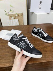 工厂p价 女装女鞋 运动原单这款 Dior Star运动鞋为经典单品，经久不衰的设计别具一格。采用黑色网眼织物精心制作，侧面饰以黑色Cd标志和星星图案，鞋舌点缀