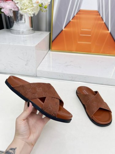 gucci2025新款女式大号 Gg 防水台拖鞋 作为品牌的标志性标志，徽标以全新且出人意料的方式丰富了设计。每个标识的背后都蕴藏着品牌的传统和价值，是一种可以