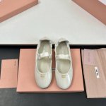 工厂价 高顶级版本版本 Miu Miu 法式仙女芭蕾舞单鞋！！！ 鞋面面料更新全部为柔软的羊皮 ，非常柔软不需要磨合期的鞋！玛丽珍芭蕾平底鞋焕新演绎MiuMiu