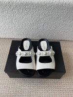 chanel 小香 25Ss 春夏新品度假 珍珠懒人拖鞋 小香的一款全新设计 鞋面纯手工珍珠编织搭配双C五金装饰 简约百搭上脚超级美的 怎么看都超美 鞋面：进口