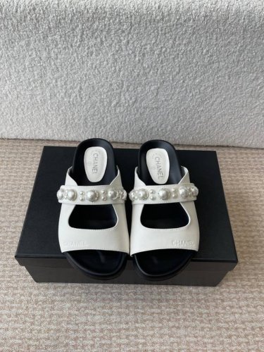 chanel 小香 25Ss 春夏新品度假 珍珠懒人拖鞋 小香的一款全新设计 鞋面纯手工珍珠编织搭配双C五金装饰 简约百搭上脚超级美的 怎么看都超美 鞋面：进口