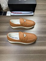 工厂价 Prada 普拉达 -高端品质 原单 -鞋面：摔纹小牛皮、品牌金属扣件横担装饰、鞋丹外合车缝线.涂油边工艺 -内里：水染牛皮 -大底：超轻tpr 橡胶;