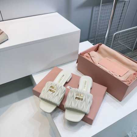 高品质出厂平跟 ！顶级品质Miumiu谬2025春夏新款柔软小羊皮皱面平跟高跟拖鞋系列！ 可甜可盐的喵喵女孩 褶皱的鞋面给这款凉拖增添不少少女心。 原版开发，各 - 点击图像关闭