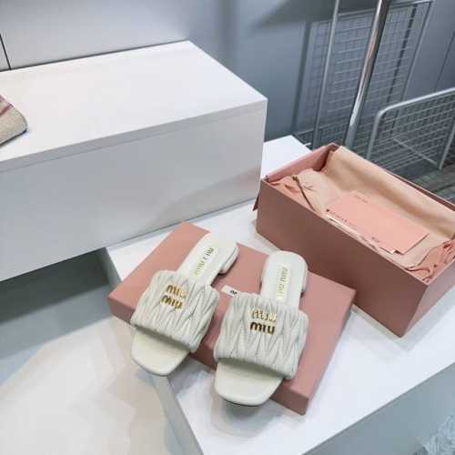 高品质出厂平跟 ！顶级品质Miumiu谬2025春夏新款柔软小羊皮皱面平跟高跟拖鞋系列！ 可甜可盐的喵喵女孩 褶皱的鞋面给这款凉拖增添不少少女心。 原版开发，各
