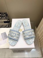 216号花色 平底 2025春夏新色 迪奥女士老花刺绣皮底拖鞋 克里斯丁迪奥一直是华丽与高雅的代名词 在时尚殿堂一直是雄踞顶端 特別值得一提的是 鞋底绣花图案