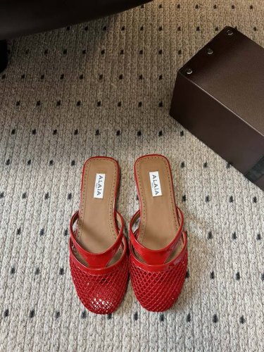 独家新品 Alaia 25Ss 平底夹趾网鞋包头半拖 兜兜转转还得是Alaia 极致的舒适和百搭 交叉带的设计有种芭蕾舞的感觉 章小蕙同款 甜酷芭蕾风 人气超高