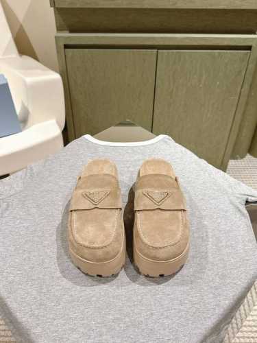Prad 一腳蹬厚底 普拉达新款，这款牛筋底上脚非常舒适，今年非常爆，穿上 增高 休闲两不误，清爽的表现足以表达对鞋子的个个细节的把控，面料：进口丝光牛反绒，羊