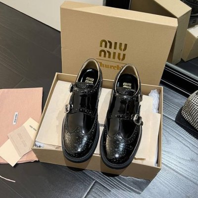 出厂 系列 Miumiu Church's切尔西联名 孟克皮鞋 僧侣鞋 英伦复古 巴洛克雕花元素 又美又飒 酷炸街 鞋面虽是邦邦硬挺 但穿起却很舒适.开边珠牛皮