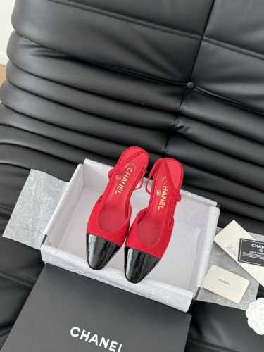 Chanel 经典Slingback后空凉鞋 前几年一直在做这个款 今年我们还是重新购版，再次精细Copy。 发现新版面的鞋面线条和形体舒适度都做了微调！ 这个