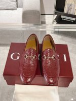 Gucci Jordaan系列女士乐福鞋作为Gucci设计传承的杰出代表 Jordaan系列饰马衔扣乐福鞋生动彰显经典优雅格调 这款鞋履采用品牌标志性字母图案皮