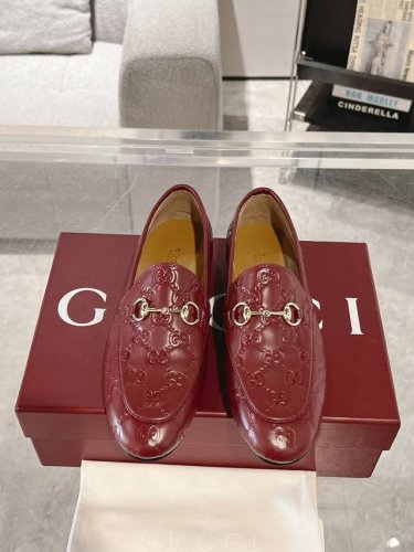 Gucci Jordaan系列女士乐福鞋作为Gucci设计传承的杰出代表 Jordaan系列饰马衔扣乐福鞋生动彰显经典优雅格调 这款鞋履采用品牌标志性字母图案皮