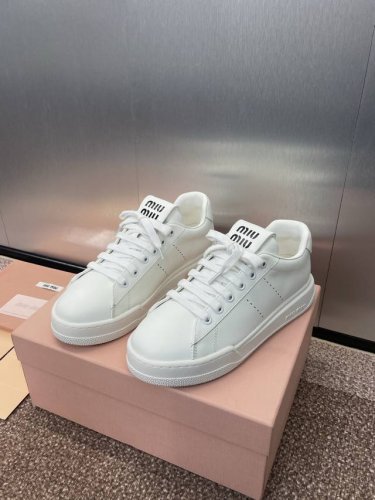 工厂价 Miumiu 2025春夏高定系列走秀新款系带休闲运动小白鞋 缪缪明星同款字母logo厚底圆头拼色滑板女鞋材质:鞋面进口小牛皮 进口羊猄皮+水染羊皮内里