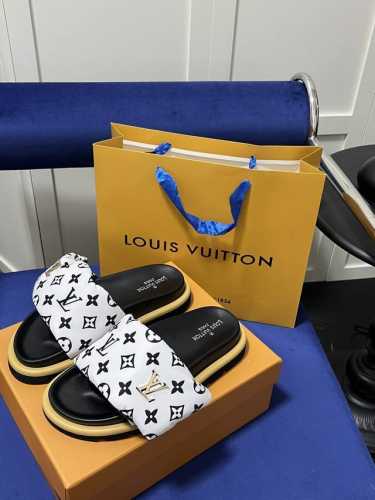 出厂 Lv 情侣款 Logo金属扣 专柜主打最新款压花拖鞋硬货上新 代购级别！高级感十足！国内外博主刷爆的一款，复古又时髦 上脚美炸了！官网主推款 鞋面：高定制