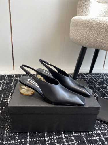 代购级 JIL sander 小众潮牌 24春夏超现代主义水晶透明跟 方头系列单鞋 凉鞋！这款现代风格凉鞋醒目吸睛，微风轻轻吹过，脚下的每一步都应该轻盈而自在。