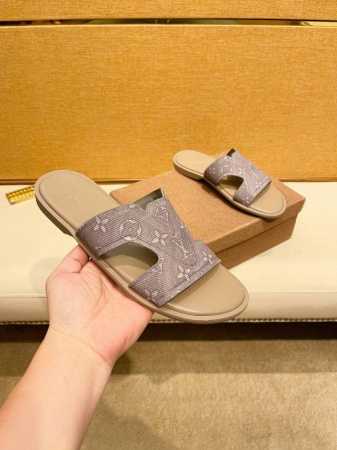 工厂P价 Louis V*高端精品 奢品拖鞋，高端品质，休闲阳光宽松舒适型，最高版本高品质精品，经夏季必入哦！码数38-44 - 点击图像关闭