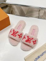 皮底 L.V 秋冬走秀新款小跟毛毛拖鞋 今年新款真是少女心爆棚的毛毛拖鞋，特别是粉色泰迪爆款颜色，超级可爱 纯皮毛一体羔羊毛打造！超温暖的感觉，穿上仿佛踩在云朵