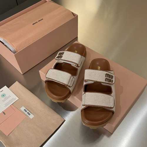 厂价p： Miumiu 2025夏季最新爆款休闲帆布平底拖鞋 转图必卖款 这款平底拖鞋采用休闲帆布材质和别致鞋底设计搭配饰有Miumiu字母徽标鞋面，以丰富对比