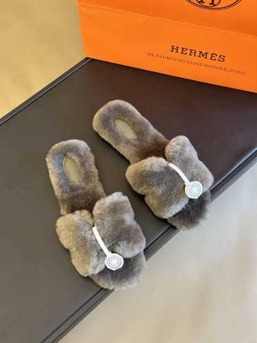 顶级版本 Herme s fw23 new arrival～ H家 H羔羊毛拖鞋新品 23新配色选用高密度皮毛一体材质，毛质为剪糕直毛，看起来蓬松温暖 鞋底为意