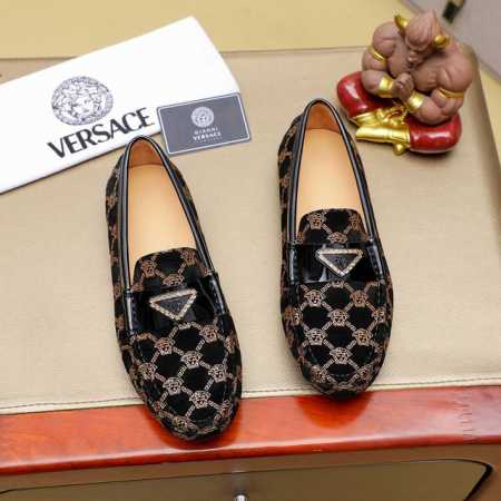VERSACE 范思哲 男士新款豆豆鞋上市 原单品质 官网1:1同步头层牛皮皮内里，完美造型顶级品质，橡胶耐磨大底，，鞋型饱满，立体感十足超级百搭 高档不失品味 - 点击图像关闭