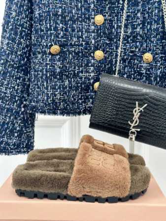 厂价 Miumiu经典秋冬字母毛毛拖鞋 这季节美鞋太多这款毛拖 真的是让我无法自拔真太可爱了～ 毛茸茸的羊毛是选用欧洲进口a级羊毛 我们做到与原版一致满鞋 全部 - 点击图像关闭