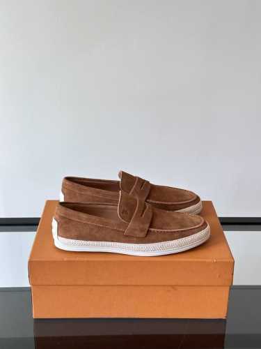 tod's 托德斯男士乐福鞋本款乐福鞋以雅致的进口头层牛皮革制成， 配以品牌Logo横条装饰，外露手工缝线设计。真皮嵌边，耐磨橡胶大底，内里本染小牛皮，牛皮鞋垫