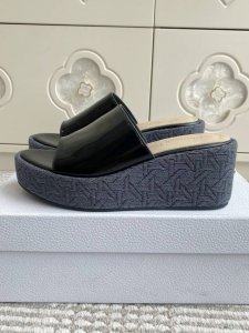 dior 迪奥25Ss春夏新款D-Attitude 坡跟凉拖鞋 防水台拖鞋 这款 Attitude Dior坡跟凉拖 从复古标识汲取灵感 彰显现代风格 牛皮革鞋