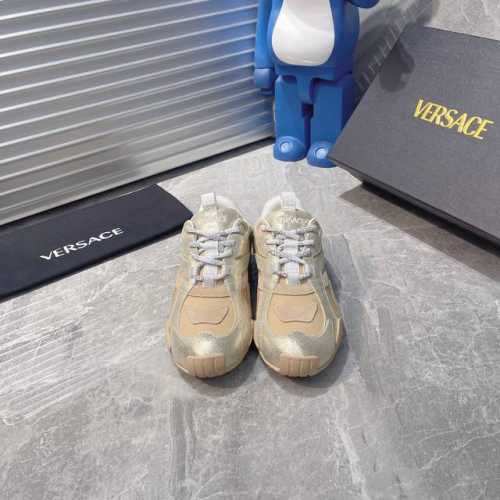 出厂380明星同款露思同款Versace 全新推出的一款 Sneakers : Galaxia来自范思哲Ss25的超轻德训。脚感无敌好男女都可，百搭不挑人。几乎