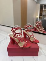 出厂价： 华伦天奴 代购级别经典的女生粗跟凉鞋华伦天奴也太好看了 特别有质感的五金衬托出满满的高级感上脚后惊呆的美超级显脚瘦！新一季不负期待！值得入手★进口牛皮