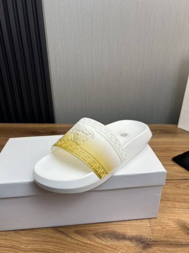 工厂价 范思哲拖鞋 男鞋高端品牌 官网1:1最新力作：原版开模定制 面料釆用进口原版材料制作，升级版大底，更轻便，防滑。市场顶级品质，简单不失品味，潮人必备，时
