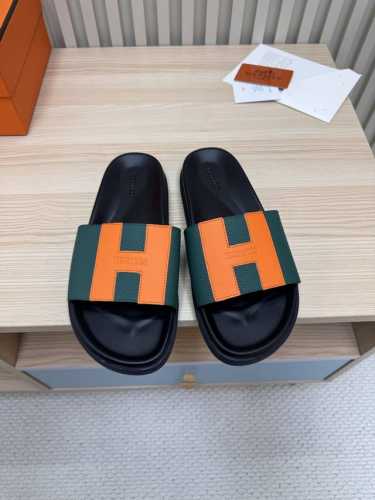 情侣款 25最新上市一子拖 Hermes 爱马仕火到不行的情侣款二舅拖 最新五金扣凉鞋拖鞋,搭配各种彩色袜子，潮爆了！ 鞋面：进口荔枝纹牛皮 内里：进口牛皮 大